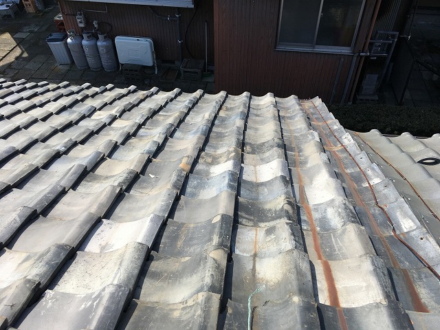 岐阜市で雨漏りが発生した瓦屋根の下地確認、地震による倒壊リスクを抱えている湿式工法が採用されていた